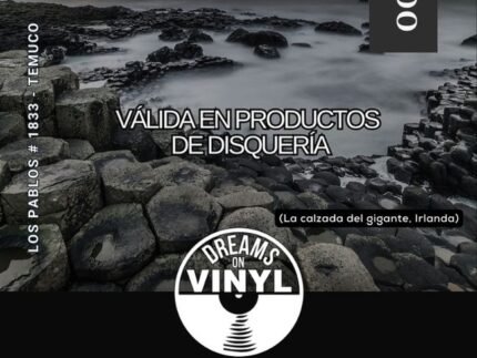 Tarjeta Gift Card de Dreams on Vinyl con valor de $25.000. La imagen muestra un paisaje rocoso de la Calzada del Gigante en Irlanda bajo un cielo nublado. En la parte superior aparece el texto “Disquería Dreams on Vinyl” y al costado derecho un recuadro negro con el monto. En la zona inferior se encuentra el logo circular de Dreams on Vinyl, un espacio personalizable con el nombre del beneficiario y su RUT, además de un código de barras y la fecha de vigencia. El diseño combina tonalidades grises y negras con estética elegante.