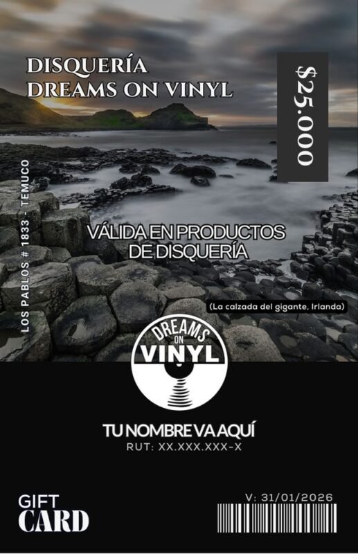 Tarjeta Gift Card de Dreams on Vinyl con valor de $25.000. La imagen muestra un paisaje rocoso de la Calzada del Gigante en Irlanda bajo un cielo nublado. En la parte superior aparece el texto “Disquería Dreams on Vinyl” y al costado derecho un recuadro negro con el monto. En la zona inferior se encuentra el logo circular de Dreams on Vinyl, un espacio personalizable con el nombre del beneficiario y su RUT, además de un código de barras y la fecha de vigencia. El diseño combina tonalidades grises y negras con estética elegante.