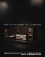 “Imagen en tonos oscuros mostrando una cadena de audio hi-fi completa sobre una repisa: un tornamesa con tapa acrílica, un amplificador plateado estilo vintage con perillas metálicas y un par de parlantes de madera a cada lado. La iluminación es tenue y enfoca el equipo desde arriba. En el centro aparece el texto ‘Gana esta cadena hi-fi completa’. En la parte inferior se lee: ‘Disquería Dreams on Vinyl | Los Pablos 1833 | Temuco. Sorteo 06 diciembre, 20:30 hrs’. Estética audiófila, elegante y minimalista.
