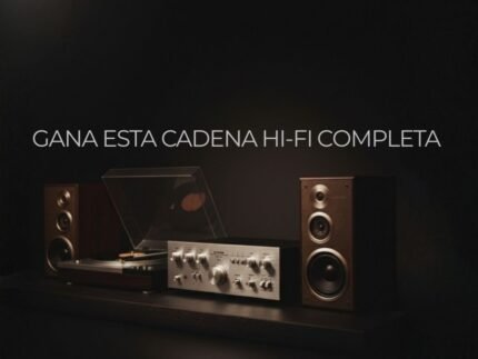 “Imagen en tonos oscuros mostrando una cadena de audio hi-fi completa sobre una repisa: un tornamesa con tapa acrílica, un amplificador plateado estilo vintage con perillas metálicas y un par de parlantes de madera a cada lado. La iluminación es tenue y enfoca el equipo desde arriba. En el centro aparece el texto ‘Gana esta cadena hi-fi completa’. En la parte inferior se lee: ‘Disquería Dreams on Vinyl | Los Pablos 1833 | Temuco. Sorteo 06 diciembre, 20:30 hrs’. Estética audiófila, elegante y minimalista.