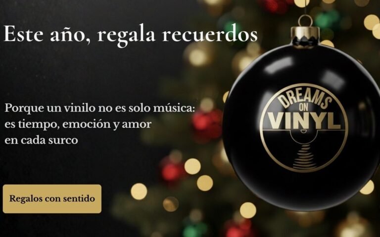 navidad Adorno navideño negro brillante colgando de un árbol de Navidad desenfocado, con luces cálidas al fondo. En el centro del adorno aparece el logo dorado de Dreams on Vinyl. Sobre la imagen se lee el texto ‘Este año, regala recuerdos’ y en la parte inferior ‘Porque un vinilo no es solo música: es tiempo, emoción y amor en cada surco’. Ambiente elegante, nostálgico y festivo