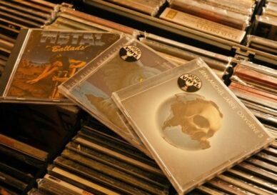 tres CDs seleccionados como recomendación personalizada en una disquería.