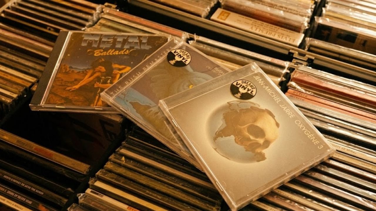 tres CDs seleccionados como recomendación personalizada en una disquería.