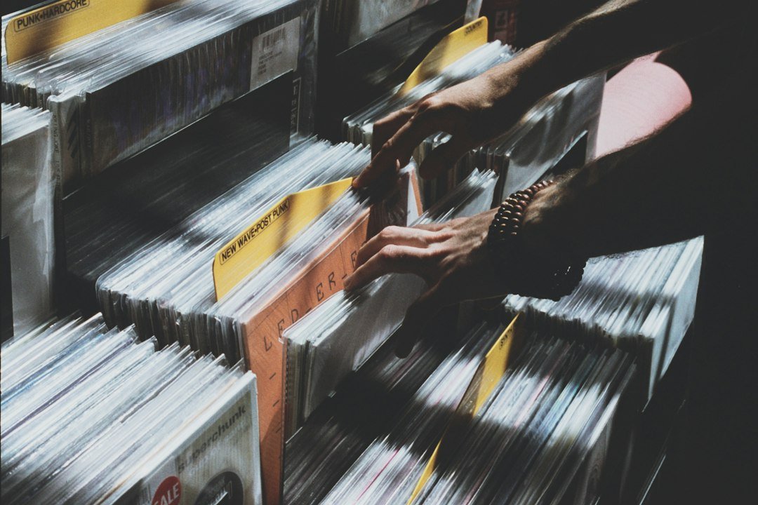 Discos de vinilo disponibles para explorar en una tienda de música