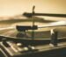 Tornamesa con un disco de vinilo negro en reproducción