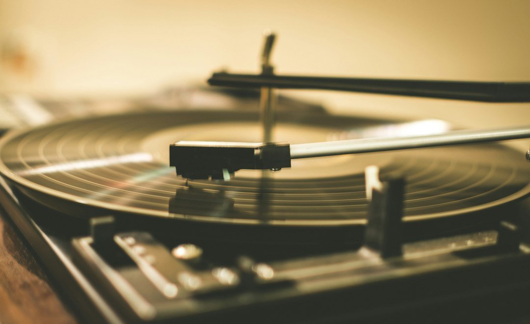 Tornamesa con un disco de vinilo negro en reproducción