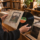 Persona revisando un disco de vinilo en una tienda de música.