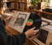 Persona revisando un disco de vinilo en una tienda de música.
