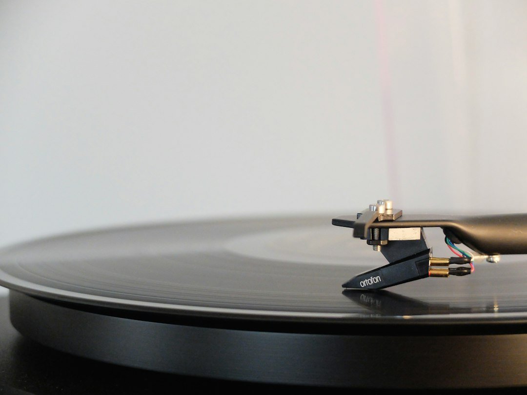 Disco de vinilo limpio reproduciéndose en una tornamesa